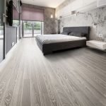 Dormitorio con piso de parquet brillante