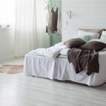 Almohadas marrones en una cama blanca
