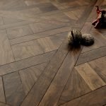 Parquet modular en el pasillo.