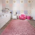 Alfombra rosa en el piso