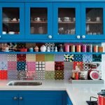 Muebles azules en el interior.