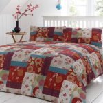 Cama junto a la ventana
