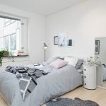 Espejo de piso en el dormitorio