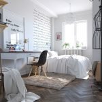 Cesta de mimbre en el dormitorio