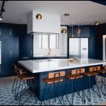 Arañas de bronce en la cocina.
