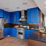 Tono azul brillante en el interior de la cocina.