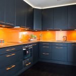 Delantal naranja en el interior