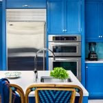 Muebles con fachadas azules en la cocina.