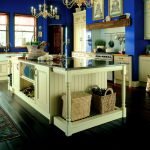 Candelabros con velas en el interior