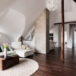 Vigas y columnas de madera en bruto