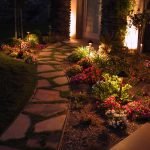 Iluminación por el sendero del jardín.