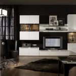 La combinación de paredes oscuras y muebles claros.