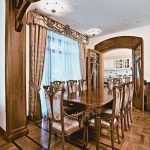 Muebles de madera en el comedor.