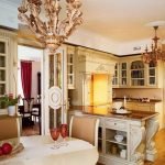 Cocina combinada con comedor.