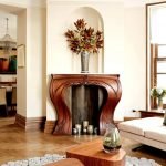 Chimenea con portal de madera en el interior.