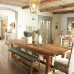 Linterna sobre la mesa