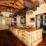 Cocina con mesa de isla