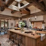 Cocina combinada con comedor.