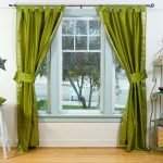 Cortinas verdes en la ventana de la habitación.