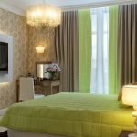 Ropa de cama verde en la cama en el dormitorio