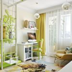 Cortinas verdes en una habitación para un adolescente.