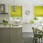 Cortinas romanas verdes en la cocina