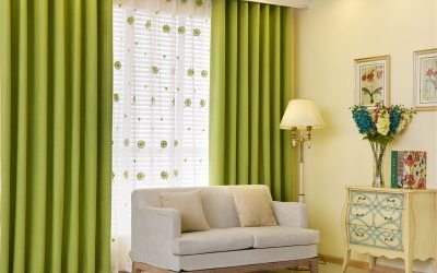 Cortinas verdes en un interior moderno.