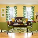 Sillones verdes en la sala de estar