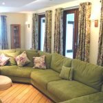 Gran sofá verde en la sala de estar