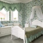 Cortinas verdes en el dormitorio para la niña.
