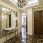 Piso de mármol en el pasillo