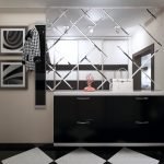 Cuadrados blancos en el piso negro