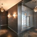 Azulejos grises en el piso