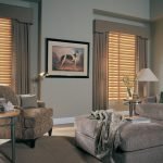 Cortinas de café en las ventanas