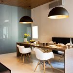 Lámparas sobre la mesa