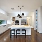 Muebles blancos en la cocina.