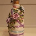 Botella decorada con cuerda y arcilla polimérica.