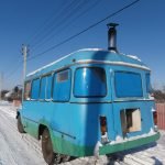 Coche azul equipado con baño