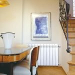 Interior con escaleras