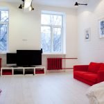 Sofá rojo en la sala de estar