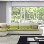Sala de estar con ventanas de piso