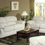Muebles blancos en una pequeña sala de estar.