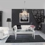 Muebles blancos en una sala negra