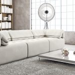 Habitación luminosa con muebles blancos.