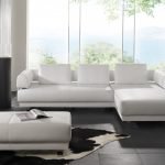 Piso negro en una sala blanca