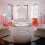 Acentos rojos en el diseño de la sala blanca.