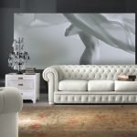 Dormitorio con un sofá blanco.