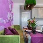Almohadas rosas en un sofá verde