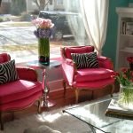 Sillones rosas junto a la ventana