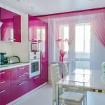 Cortinas rosas en la cocina.